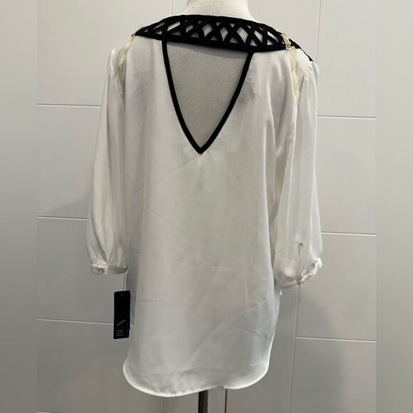NWT BCX White and Cream Relaxed Blouse with Black Accents size medium - Picture 3 of 8